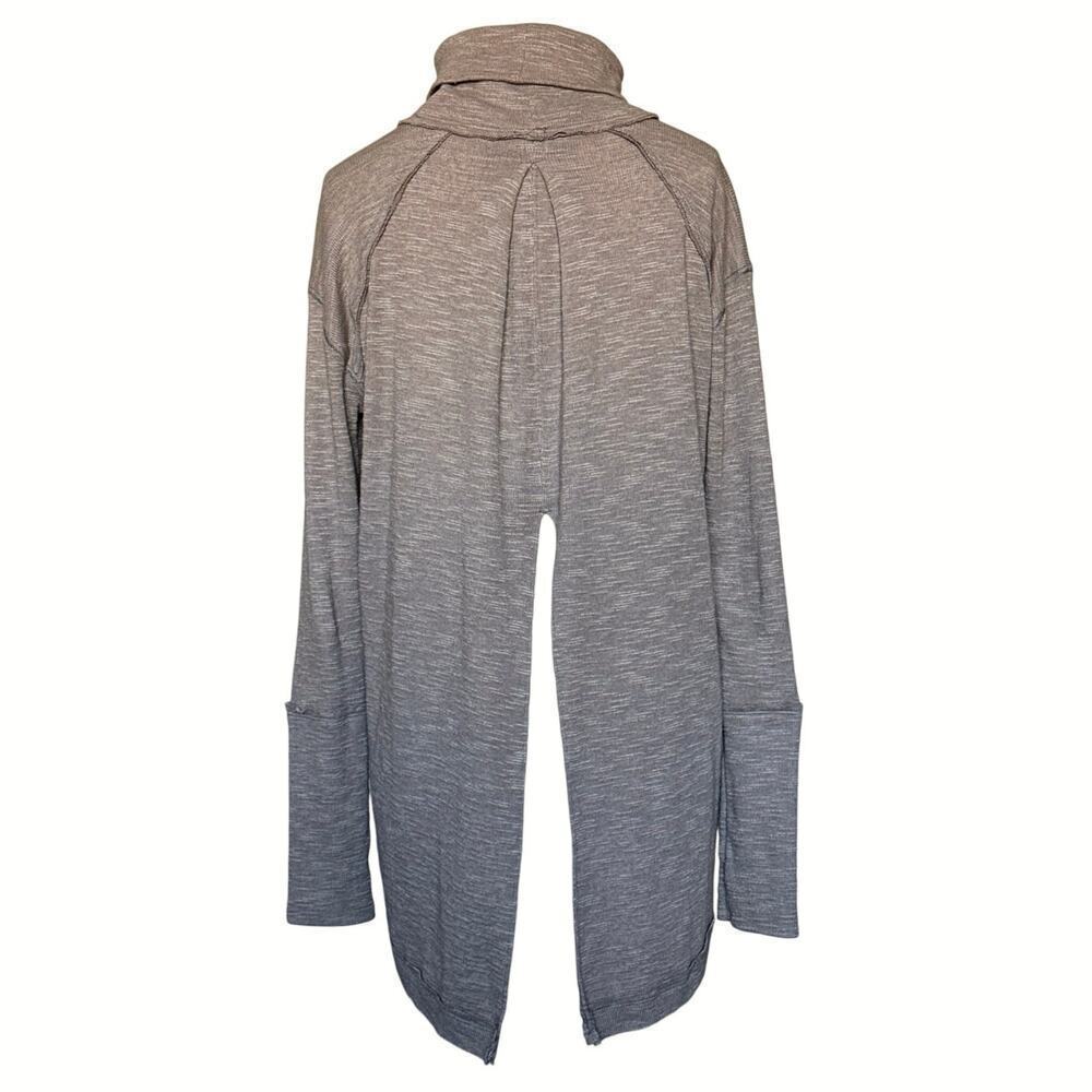 Free People We The Free Turtle Neck Slit Back Hi-Lo Sweater Size XS Taupe - Picture 4 of 14